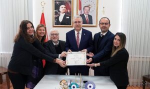 Ege Üniversitesinin Greenmetric Başarı Sertifikası Rektör Prof. Dr. Budak’a takdim edildi