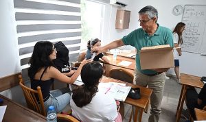 Başkan Topaloğlu’ndan öğrencilere dondurma ikramı