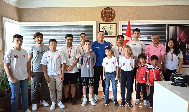 Kemer Belediyesi Kick Boks takımından Başkan Topaloğlu’na ziyaret