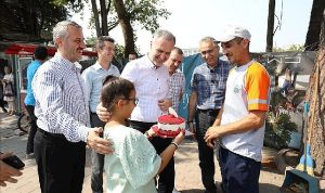 Temizlik Personeline Sürpriz Doğum Günü Kutlaması