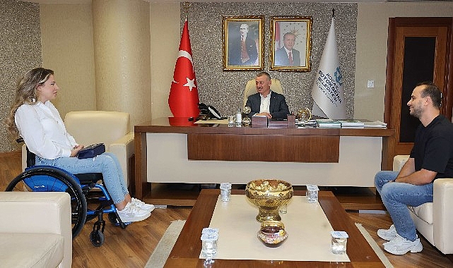 Bir Eli Direksiyonda, Diğer Eli Gaz ve Frende