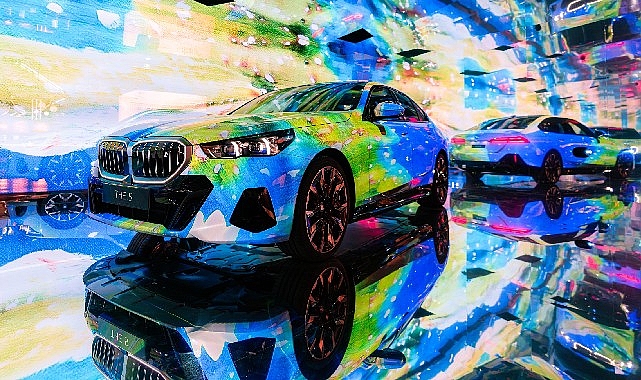 Yeni BMW i5’ten ilham alan “The Electric AI Canvas” enstalasyonu Art Basel’den sonra Contemporary Istanbul’a geliyor