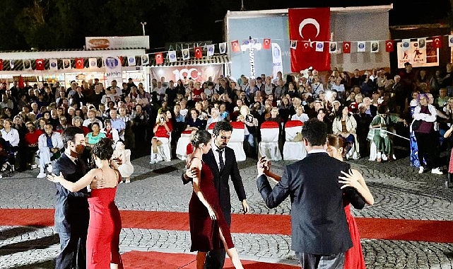 Didim’de Atatürk’ün sevdiği şarkılar ve vals gösterisi gerçekleştirildi