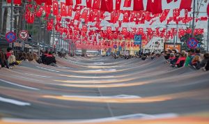 İzmir Ata’ya saygı için 350 metrelik posterle yürüdü