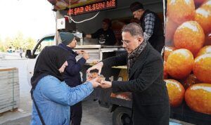 Başkan Çalık şehitler için lokma dağıttı