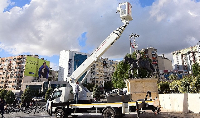 Bornova’ya 28 metrelik teleskopik platform aracı