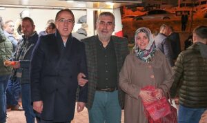 AK Parti Nevşehir Belediye Başkan Adayı Dr. Mehmet Savran, Berat Kandili dolayısıyla vatandaşlara lokma ve meyve suyu ikramında bulunarak kandillerini kutladı