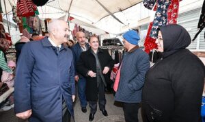 Başkan Adayı Büyükgöz, Beylikbağı pazarını dolaştı