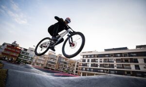 Karşıyaka’da heyecanın adresi Pump Track Bisiklet Parkuru oldu