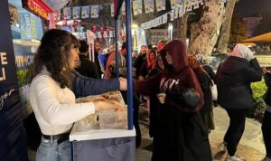 AK Parti İzmit İlçe her akşam lokma dağıtıyor