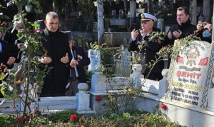 Gölcük’te 18 Mart Şehitler Günü ve Çanakkale Deniz Zaferi’nin 109. yıl dönümü nedeniyle, Atatürk Anıtı’na çelenk sunma töreni düzenlendi. Etkinlikler kapsamında şehitler dualarla anıldı