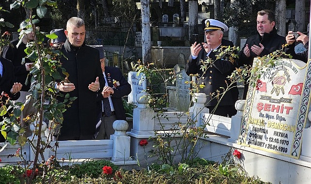 Gölcük’te 18 Mart Şehitler Günü ve Çanakkale Deniz Zaferi’nin 109. yıl dönümü nedeniyle, Atatürk Anıtı’na çelenk sunma töreni düzenlendi. Etkinlikler kapsamında şehitler dualarla anıldı
