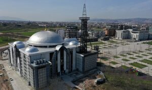 Kartepe Kent Meydanı Camii’ne çelik minare