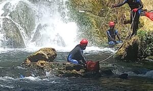 Antalya’nın Doğal Güzelliklerinden Düden Şelalesi’nde Temizlik Çalışması