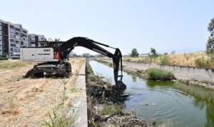 Çiğli Belediyesi Park ve Bahçeler ile Temizlik İşleri Ekipleri Hız Kesmeden Çalışıyor