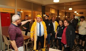 Edremit Belediye Başkanı Mehmet Ertaş Yağmur Sonrası Esnafı Ziyaret Etti