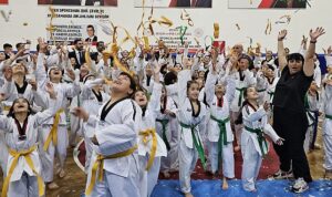 Gölcük Belediyesi Sporcularına Taekwondo Kuşak Töreninde Yeni Kemerleri Takdim Edildi