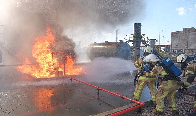 İzmir İtfaiyesi, Endüstriyel Yangın Eğitimlerine Yön Veriyor