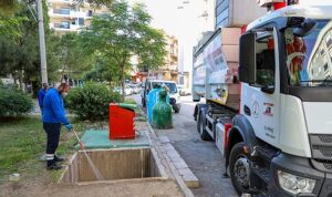 Karşıyaka Belediyesi Çöp Konteynerlerini İlaçlıyor