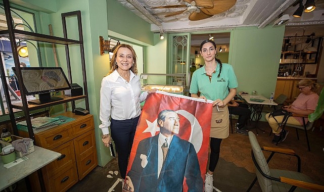 Konak Belediyesi’nden Esnafa Atatürk Bayrağı Hediyesi