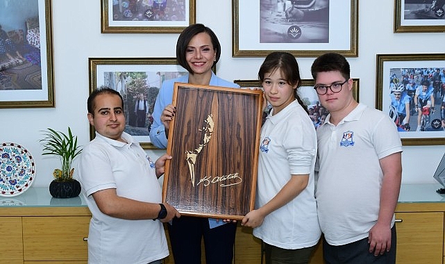 Öğrenciler Atatürk Portresi Yaptı, Başkan Kınay’a Armağan Etti