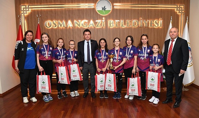 Sabiha Köstem Okulu Yüzme Takımı Osmangazi Belediye Başkanı’nı Ziyaret Etti