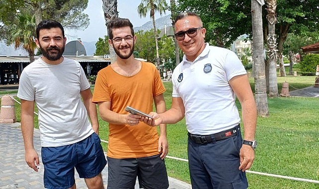 Talha Coşkuner Kemer’de Kaybettiği Telefonuna Kavuştu
