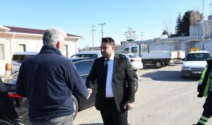 Ankara Büyükşehir Belediyesi ve Kahramankazan Belediyesi iş birliğiyle ilçedeki çiftçilere mısır silajı dağıtıldı.