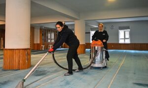 Bornova’da Ramazan temizliği: Camiler ilk teravihe hazır