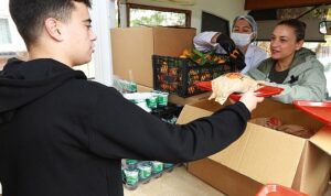 Efes Selçuk’ta öğrencilere Gıda Dayanışması ve Öğrenci Otobüsü desteği