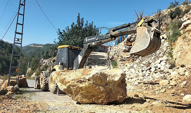 Alanya kırsalında yol mesaisi sürüyor