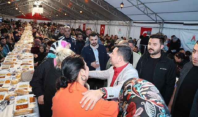 Başkan Rasim Arı, Binlerce Kişiyle İftar Yaptı