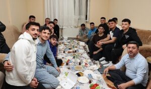 Başkan Rasim Arı, Öğrenci Evinde Sahur Yaptı