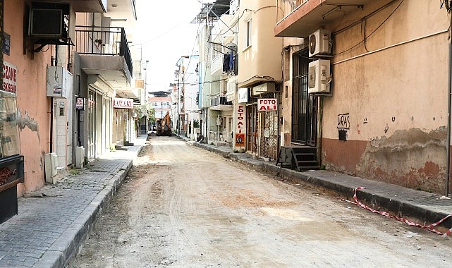 Bayraklı’da yol yenileme seferberliği