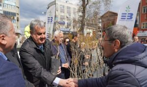 Edremit Belediyesi’nden Orman Haftası’nda ücretsiz fidanı dağıtımı