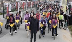 Kadınlar sarı bezleri astı toplumsal eşitlik için pedal çevirdi