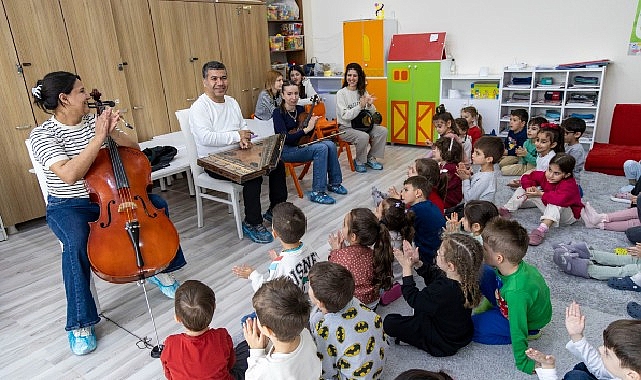 Karşıyakalı minikler Türk müziği çalgıları ile tanışıyor 