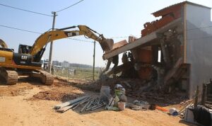 Nilüfer’de 2 katlı kaçak bina yıkıldı