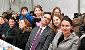 Öğretmen, öğrenci ve velilerle iftar yaptı