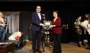 Plastik Aşklar’a ayakta alkış