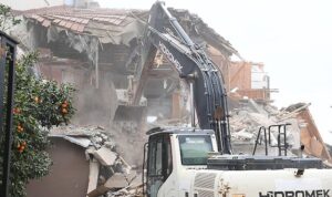 Tarihi surları tehdit eden bina yıkıldı