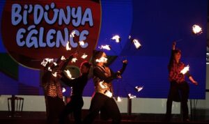 Ateş gösterisi izleyenleri büyüledi