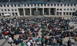 Bursaspor’un şampiyonluk maçı Halk Evi önünde dev ekranda izlendi