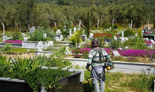 Edremit’teki kabristanlıklarda temizlik ve bakım çalışması yapılıyor