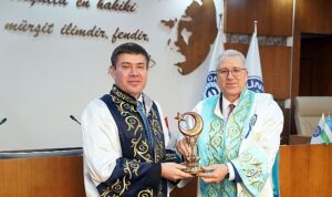Ege Üniversitesi, Özbekistan Yükseköğretim Kurulu Başkanı Prof. Dr. Odil Abdurakhmanov’a ‘Fahri Doktora’ unvanı verdi