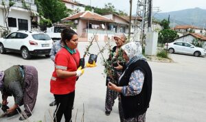 Karşıyaka Belediyesi’nden Sancaklı’da fidan dayanışması