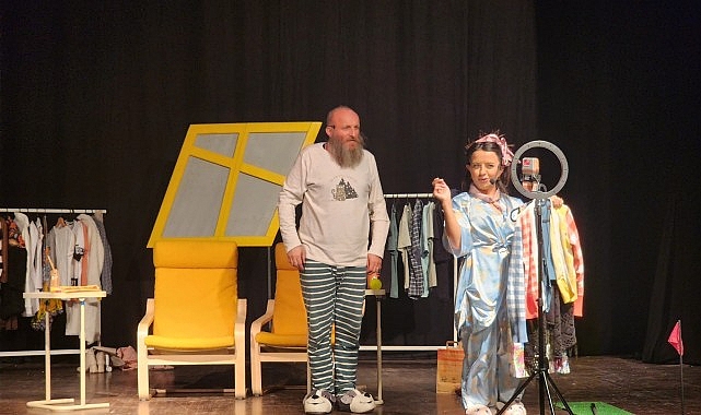 “Parça Tesirli Pazarlar” Gölcük’te Kahkaha Dolu Bir Gece Yaşattı