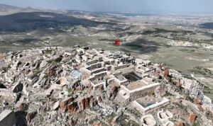 •	Selçuklu Belediye Başkanı Ahmet Pekyatırmacı, Gevale Kalesi’nde sona gelinen 3. etap restorasyon çalışmalarını yerinde inceledi.