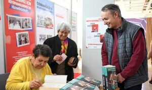 Şenal Sarıhan ve Zeki Sarıhan’a kitapseverlerden yoğun ilgi