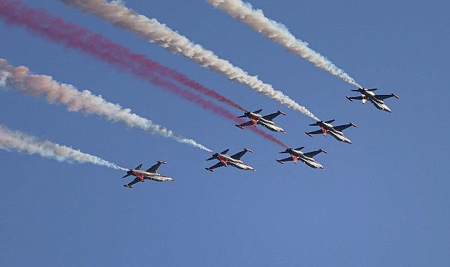 Türk Yıldızları’ndan Antalya semalarında nefes kesen gösteri